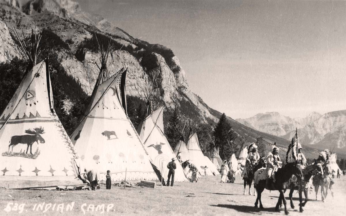 Un groupe d’Indiens à cheval dans leur camp, en Alberta, vers 1920.<br>© Transcendental Graphics/Getty Images