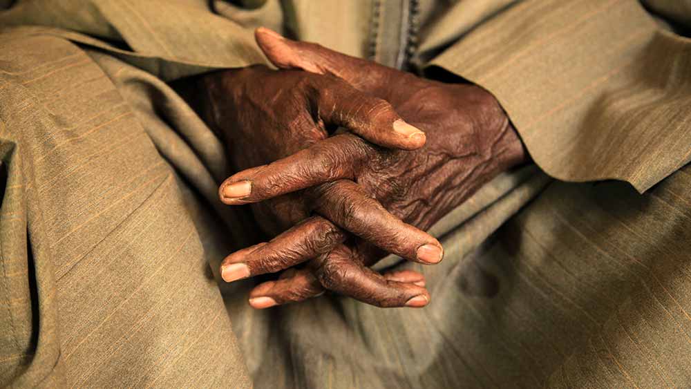 Les mains de Ndiogou Dieye lorsqu'il conte ses souvenirs de la Seconde Guerre mondiale © Julien Masson