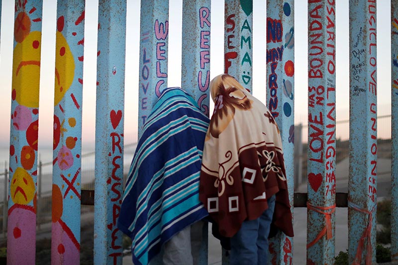 Migrantes en la frontera entre México y Estados Unidos, en Tijuana. © Reuters