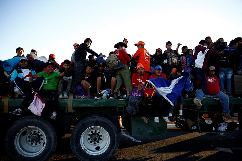 Un grupo de migrantes descansando. © Reuters