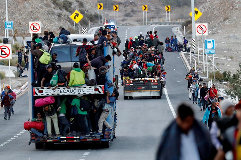 Los migrantes aprovechan cualquier medio de locomoción para seguir su rumbo hacia Estados Unidos. © Reuters