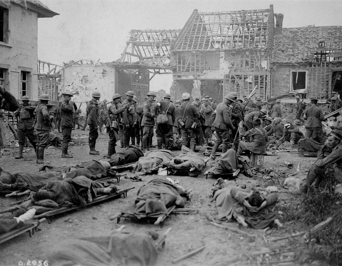 La bataille des Cent-Jours, à Amiens, regroupement des blessés (1918). <br>© Musée canadien de la Guerre