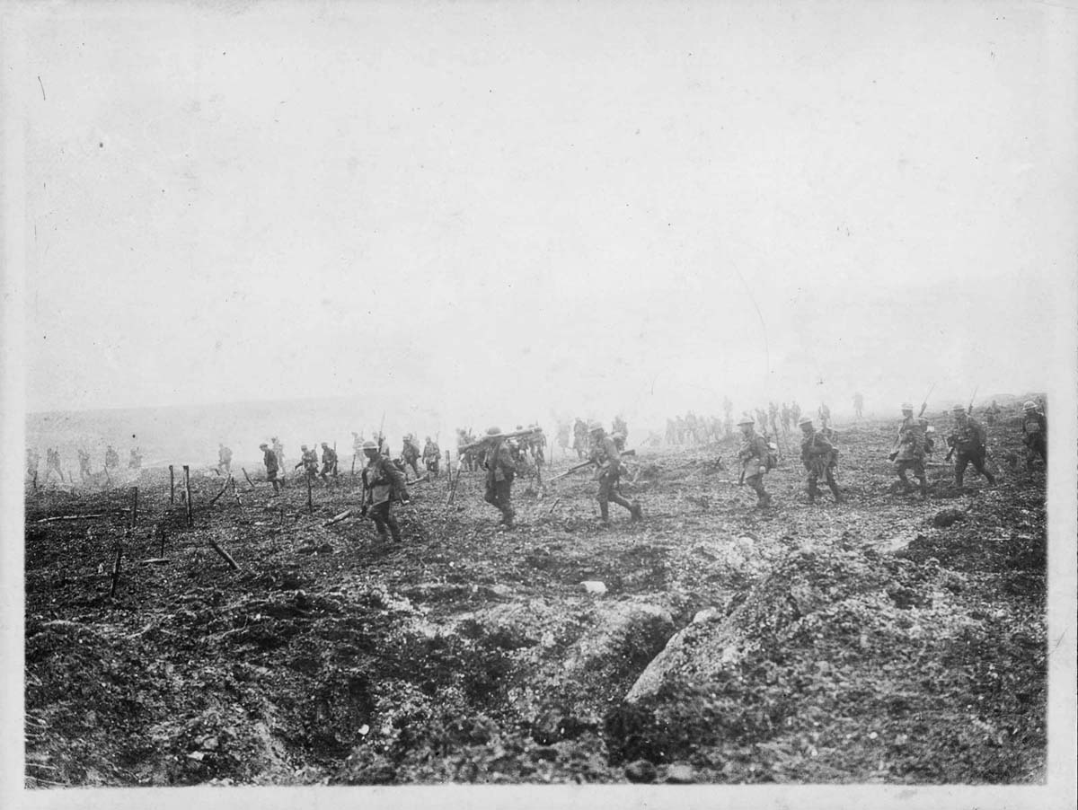 Les Canadiens du 29e bataillon d’infanterie progressent à travers le no man’s land et les barbelés allemands pendant la bataille de la crête de Vimy, en avril 1917.<br>© Musée canadien de la guerre