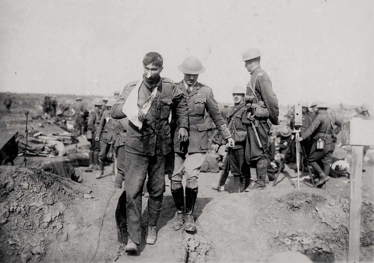 Un blessé accompagné d’un officier quitte le champ de bataille © Musée canadien de la guerre