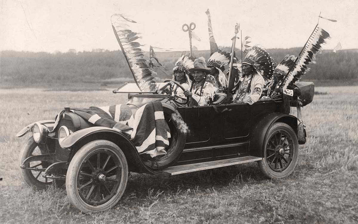 Des hommes d'origine autochtone dans une automobile<br>© Bibliothèque et Archives Canada
