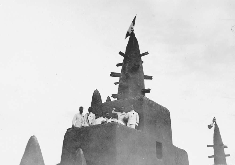 Blaise Diagne au sommet de la mosquée à Djenné