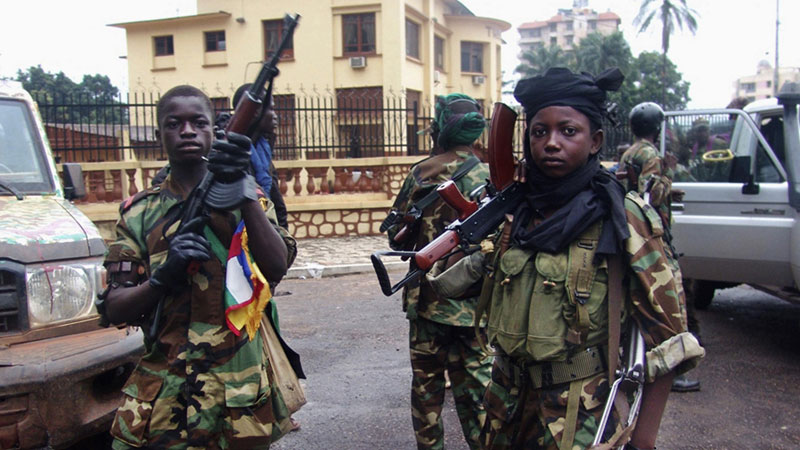 Combattants de la Seleka devant le palais présidentiel à Bangui, le 25 mars 2013. © Reuters/Alain Amontchi