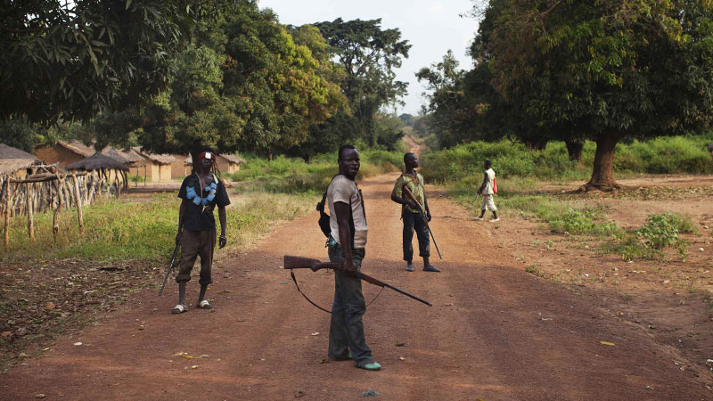 Une milice anti-balaka, le 25 novembre 2013 dans le village de Mbakate, en RCA. © Reuters/Joe Penney