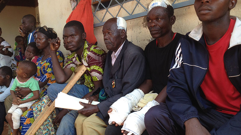 Les blessés arrivent nombreux au dispensaire de MSF du camp de Mpoko. ©Laurent Correau/RFI