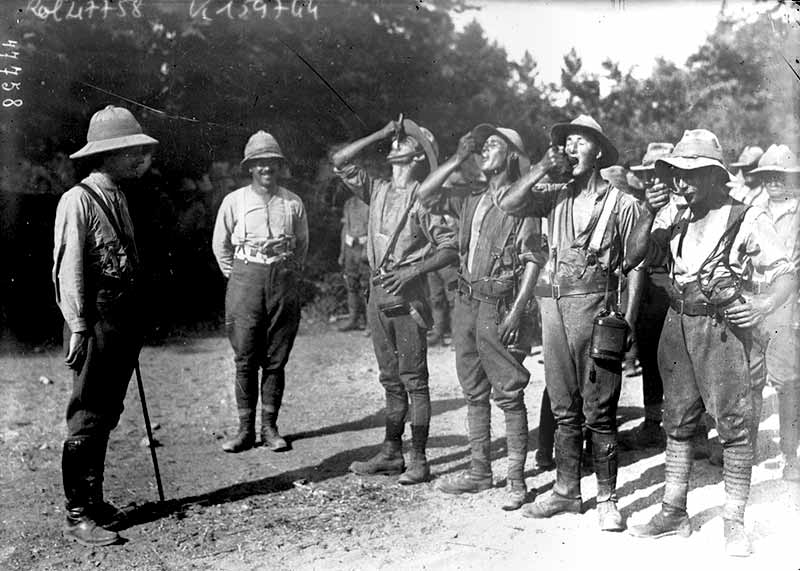 Soldats anglais absorbant de la quinine.© DP - Agence Rol.- Source gallica.bnf.fr / BnF