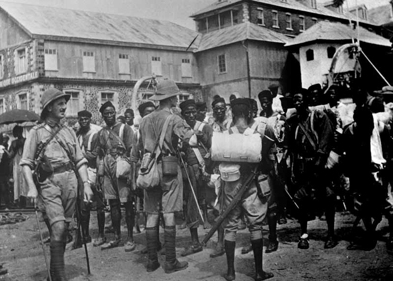 Forces anglaises embarquant à Freetown pour attaquer le port de Douala (Cameroun) © DP - Agence Rol .- Source gallica.bnf.fr / BnF