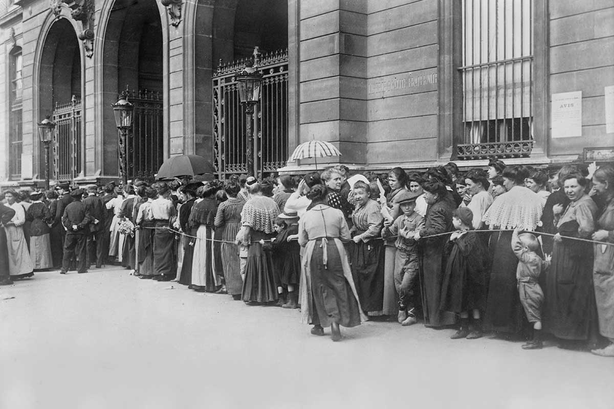File d’attente à Paris pour demander de l’aide. © Universal History Archive/UIG via Getty Images