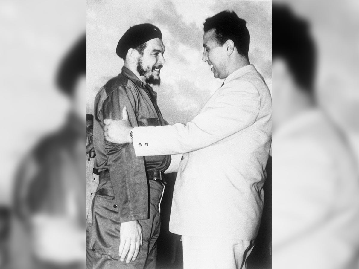 Ahmed Ben Bella, le premier président de l’Algérie, reçoit le révolutionnaire marxiste argentin, Che Guevera. © Bettmann / Getty Images
