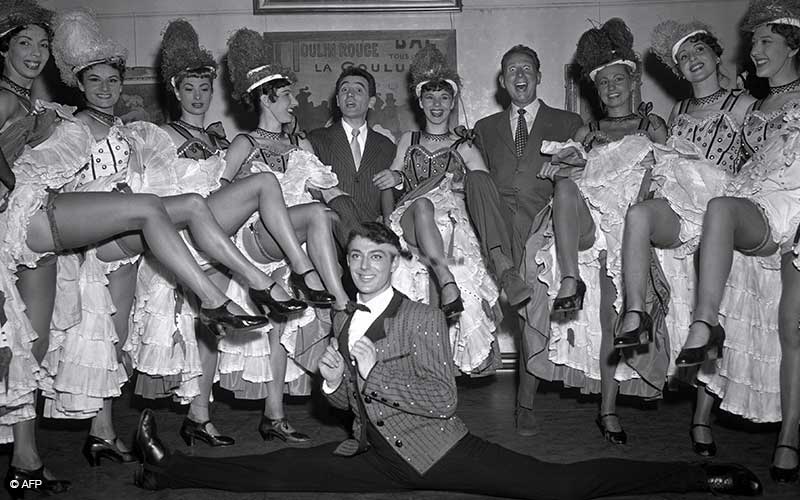 Charles Aznavour (g) et Charles Trenet (d) dansent le French cancan  au Moulin Rouge le 03 mai 1955.