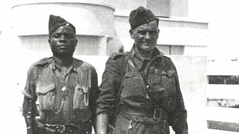 23 août 1944 - 11 ème Cuirassiers - A Romans, route de Tain, le s/lieutenant Garnier (Gaston) et un de ses soldats. © Musée de la résistance de Vassieux en Vercors