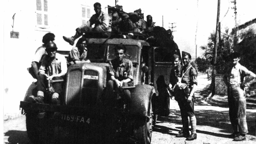 5 septembre 1944 - Libération de Lyon - Au quartier de la Part Dieu, le Cdt Geyer la Thivollet passe devant les tirailleurs africains libérés le 23 juin de la caserne de la Doua. © Musée de la résistance de Vassieux en Vercors
