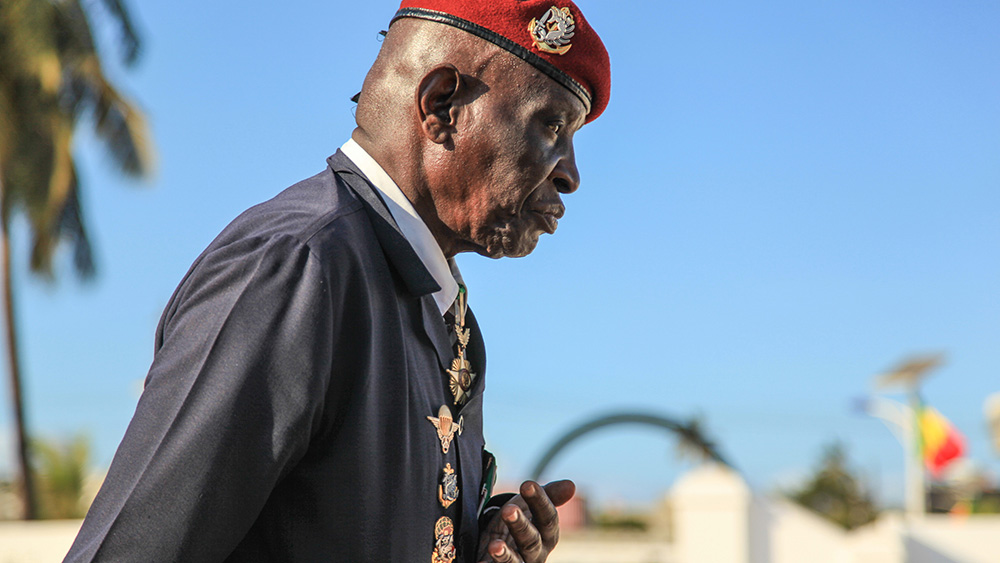 Capitaine Mamadou Niang, président de l’Union Régional des Anciens Combattants de Dakar, à la commémoration du massacre de Thiaroye le 30 novembre 2014 © Julien Masson
